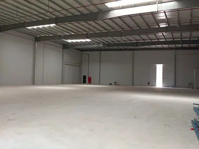 مستودع صناعي بمساحة استثنائية في أم الدرع | 13,000 قدم² | 32 KW كهرباء | 35 درهماً للقدم² | 4 دفعات | 455,000 درهم