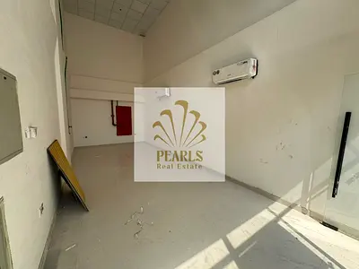 محل أول ساكن للإيجار السنوي في النعيمية 2 بعجمان، داخل بناية جديدة وبموقع ممتاز، بسعر 45 ألف درهم سنويًا مع الدفع على 4 دفعات وتأمين شيك.