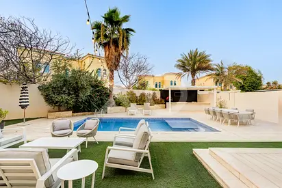 EXCLUSIVE | VACANT | HUGE CORNER PLOT