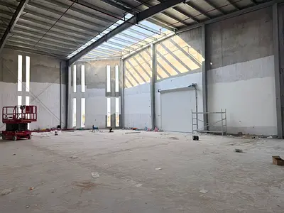 مساحة تشغيلية على مستوى أكبر | مستودع 13,000 قدم² في أم الثعوب | 150 KW كهرباء داخلة | جاهز للاستلام | 550,000 درهم سنوياً