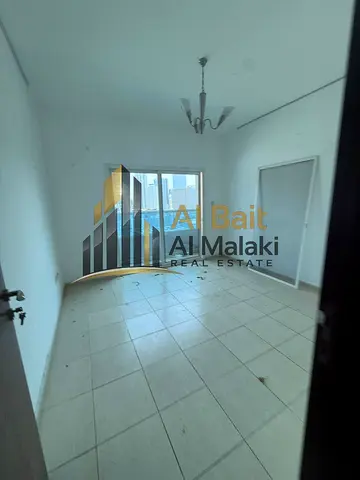 شقة واسعة من غرفتين وصالة للإيجار السنوي في منطقة الممزر مع بالكون وجيم ومسبح مجاناً، وتتميز بمساحات مريحة وتصميم عملي وموقع سكني مميز يوفر سهولة الوص