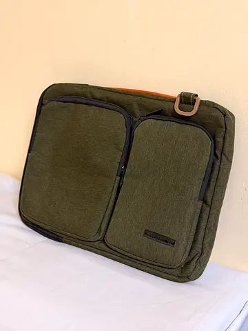 Green padded laptop shoulder bag / sleeve with front pockets - good condition