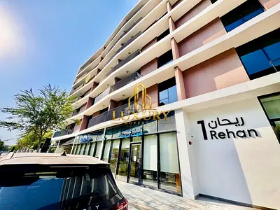 🔥 **استوديو كبير | شرفة 🌇 | موقف سيارات مغطى 🚗 | 32 ألف سنويًا 💰 | 4 شيكات 📝 | جاهز للسكن فورًا 🏡**