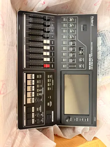 Roland VS-880 Digital Multi-Track Studio Recorder - Good Working Condition