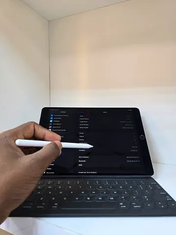 Ipad pro 10.5inch 64gb 256Gb available whith key bord also 💯 original price 600