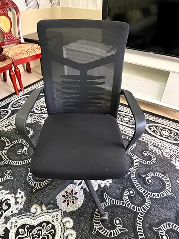 Black ergonomic office chair — good condition, armrests included