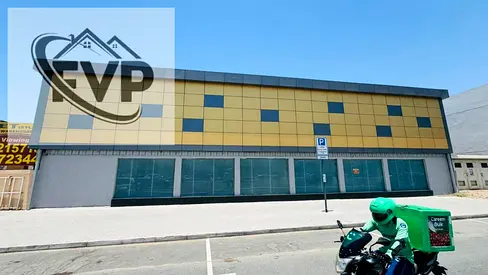 Showroom Warehouse I Operational use I On Main Highway
