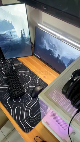 Full gaming pc dual monitor comes with everting table included