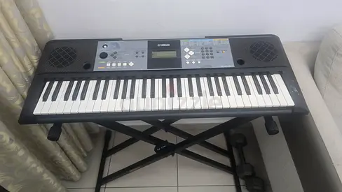 Yamaha portable keyboard with stand - 61 keys, works well