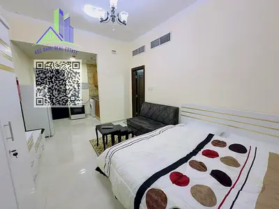 استديو بفرش نظيف جدًا في الروضة 2 بعجمان، حمام وتكييف مركزي ومطبخ شبه منفصل، في شارع تونس خلف جسر الروضة، قرب إشارة العبايات، وسهل المخرج لدبي والشارق
