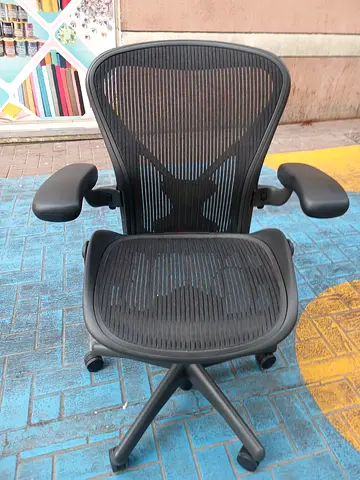 Selling Herman Miller Aeron classic chair type B and C Fully Loaded excellent condition