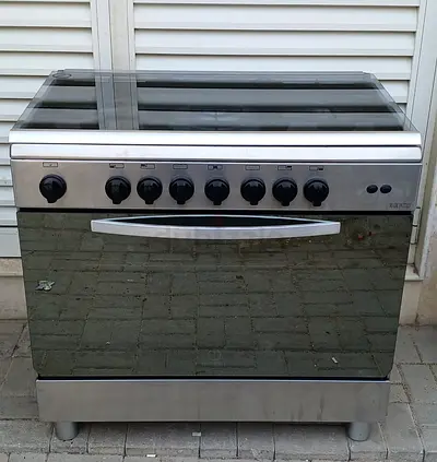 Indesit gas cooker with 5burners size 90x60cm condition is all burners and oven perfect working.