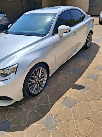 2016 Lexus IS 200t GCC Specs – Well Maintained, AED 37,000