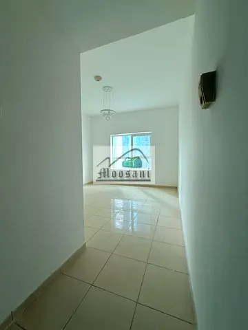 شقة واسعة للإيجار في "أورينت تاور" (Orient Tower)، تتكون من غرفة نوم واحدة وصالة (1 BHK)، مع موقف سيارات وحمامين وشرفة (بإطلالة مفتوحة على الحديقة)، ب
