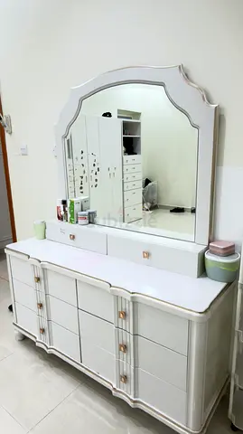 White Vintage-Style Dresser with Large Mirror (Good Condition)