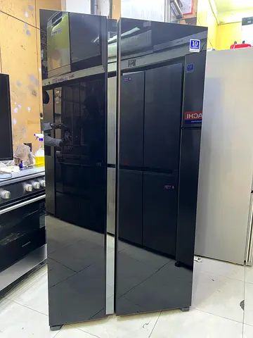 Hitachi Fridge 700Litters front black glass