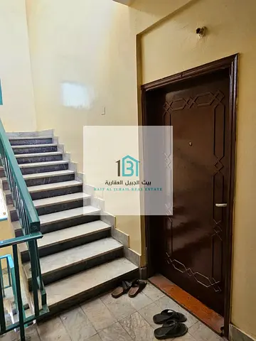 فرصة استثمارية مميزة في موقع ممتاز جداً وعلى شارع عام