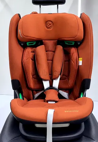 Maxicosi Titan pro 2 i size car seat with isofix base