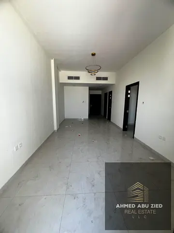 فرصة مميزة للسكن في شقة فاخرة وواسعة بتشطيب حديث، أول ساكن، مع إطلالة مفتوحة وبلكونة، في موقع مميز بمنطقة الروضة 3 في عجمان.