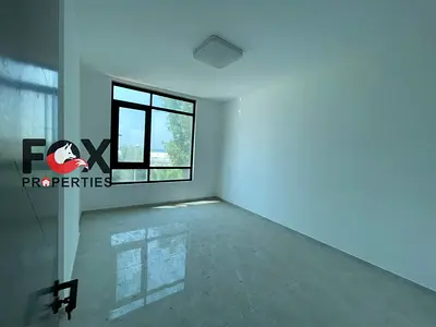 غرفة وصالة راقية للإيجار السنوي على كورنيش عجمان، صف أول على البحر، أول ساكن، 1 حمام. 35,000 درهم، 4 أو 6 دفعات، تأمين 2,000 كاش.
