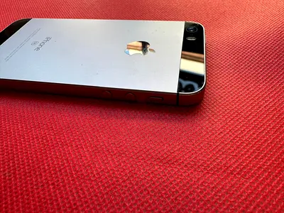 iPhone 5 SE Excellent Condition with Charger Cable White case