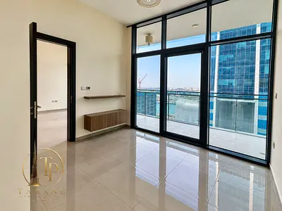 Canal lake view | Spacious | Close to metro