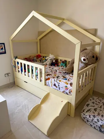 Toddler bed with storage