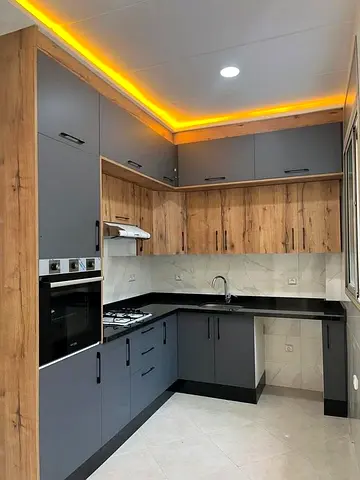 Modern L-shaped Kitchen Cabinets with Built-in Oven and Gas Hob