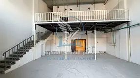 Warehouse for rent in Industrial Area 4, main road, 3,600 sq. ft., mezzanine, offices, 2 bathrooms,