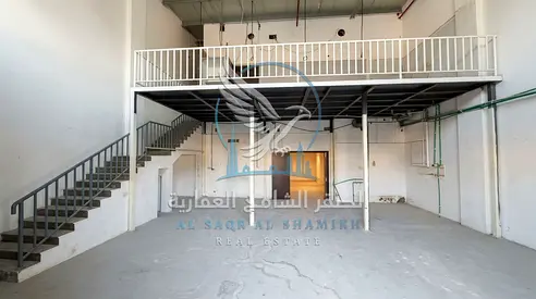 مستودع 3,600 قدم² في الصناعية 4، شارع رئيسي، ميزانين ومكاتب وحمامين، كهرباء 40 كيلوواط، 4 دفعات.