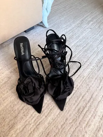 A heel with a rose