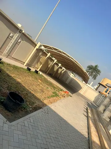Luxurious 5 master bedrooms villa off main road