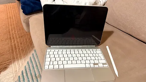 iPad M5-11 inch, 2 Keyboards & i-Pencil-OG case,excellent Fresh Condition, 4 months very light used.