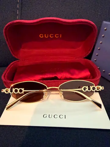 Gucci Oval frame sunglasses with Gold tone - Unisex - Brand New