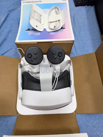 Meta Quest 3s VR Headset (White) with Controllers - Good Condition