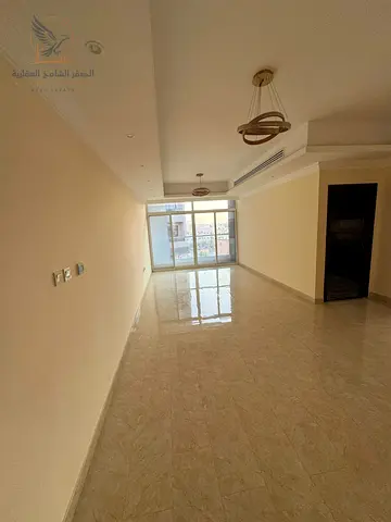 شقة مميزة 3 غرف وصالة واسعة سيستم دخول بالكارد سيستم إضاءة مخفية باركن مجاني شهر مجاني قريبة من المحلات والمطاعم والسوبرماركت وجميع الخدمات