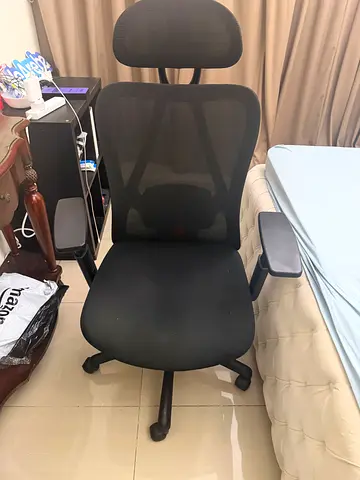 Ergonomic black mesh office chair with headrest