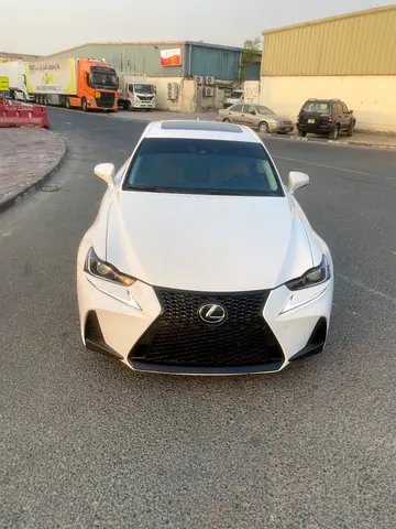 2017 Lexus IS-SERIES — фото 2