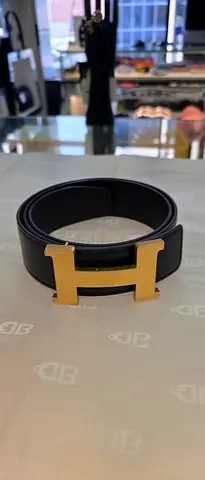 Black leather belt with gold 'H' buckle - preowned