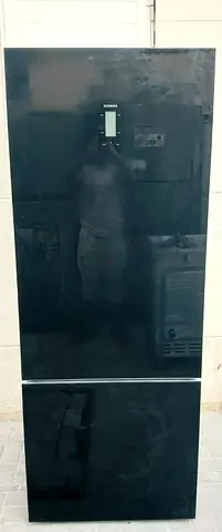 this Siemens Top Freezer, bottom Fridge with 449 net liters. condition is perfect working.