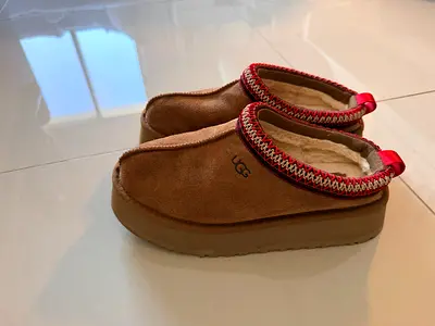 Ugg Taz slippers
