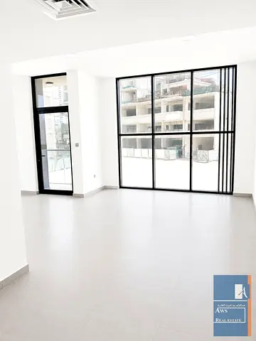 Modern 3BHK for Family with Eatery and Mart within the Building