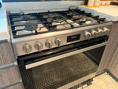 Bosch full gas cooker like new perfect working series 6 model free delivery with warranty