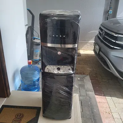 Bottom load water dispenser