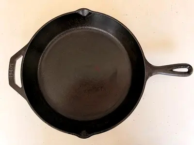 Lodge Pre-Seasoned Cast Iron Skillet / Frying Pan – 12 Inch (30.5 cm)