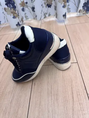 Women’s Sneakers – Size 38