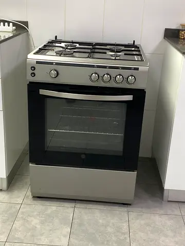Used freestanding gas cooker with oven - good working condition