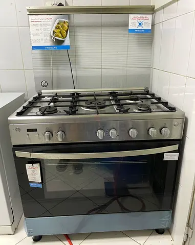 5-Burner Stainless Steel Gas Range with Large Oven - Used