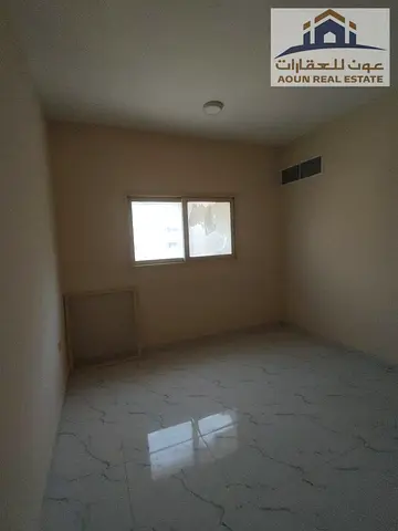 🏡✨ غرفة وصالة واسعة للإيجار في القليعة | تكييف مركزي | 28,000 درهم فرصة مميزة للسكن في القليعة – الشارقة، شقة بمساحة كبيرة داخل بناية نظيفة