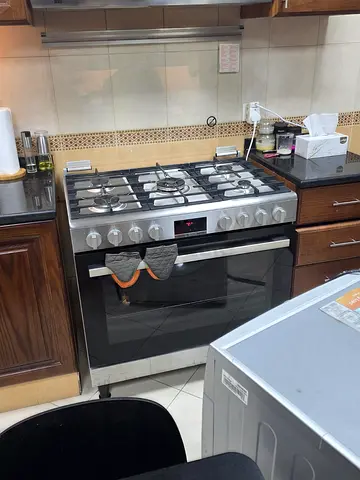 Bosch 5 burner gas cooker 90 by 60 new condition